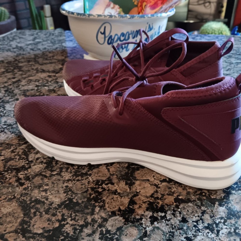 Athletic shoes - Picture 2 of 4